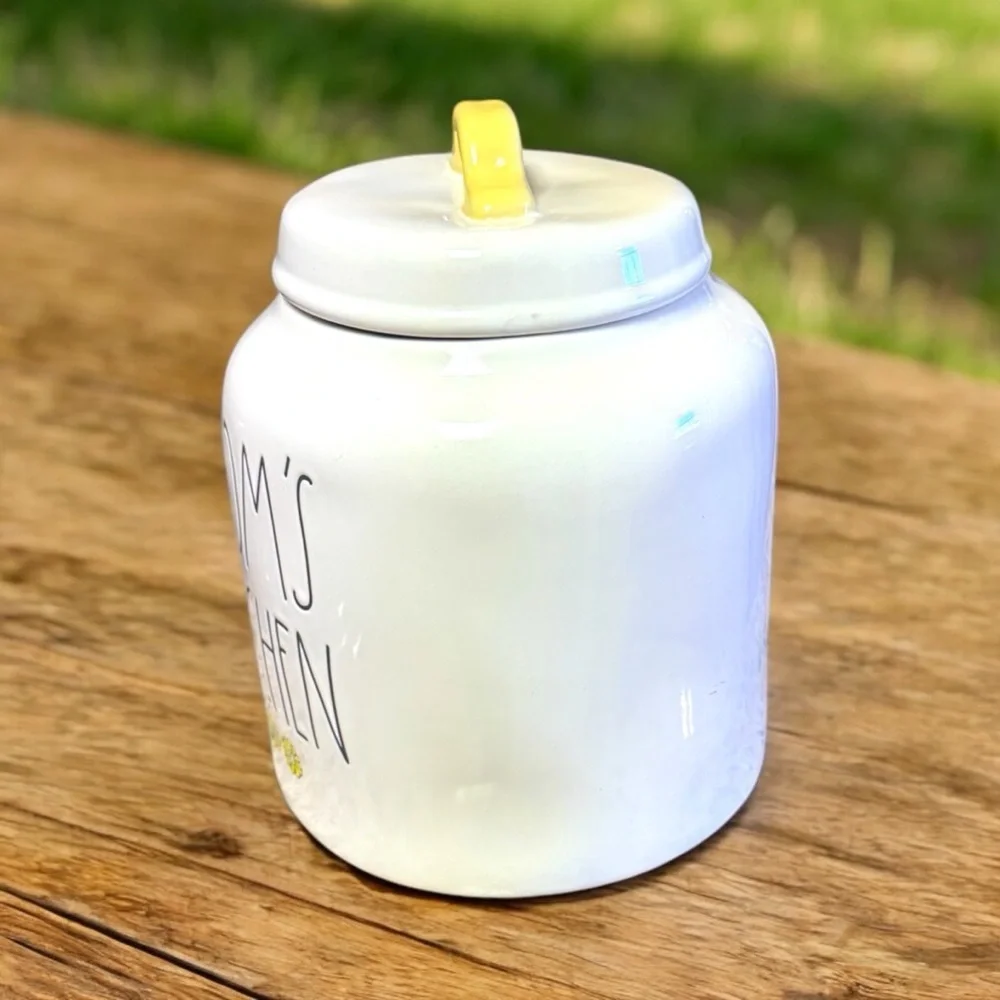 Rae Dunn MOMS KITCHEN Spring Daisy Collectible Canister NWOT Yellow & White Cute